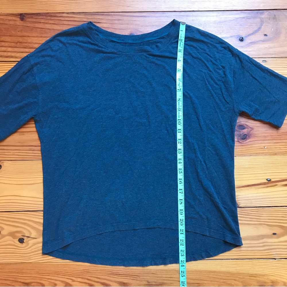 Lululemon Teal Blue Scoop Neck Hi Low Short Sleeve Shirt, EUC, 8 - Picture 3 of 6